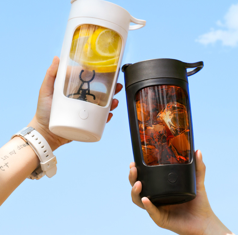 Blend on the Go: Automatic Mixing Cup