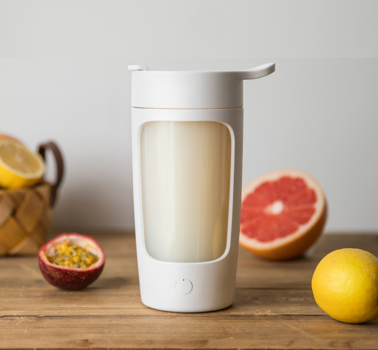 Blend on the Go: Automatic Mixing Cup