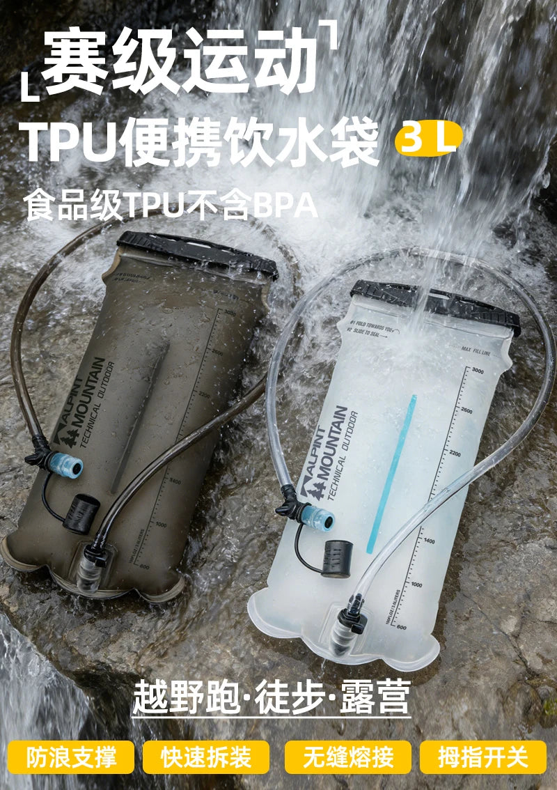 Two 3L portable drinking water bags from MOUNTAIN WATERN, one olive green and one translucent white, shown with water flowing over them on a rocky outdoor surface. Chinese promotional text overlays describe the product features.