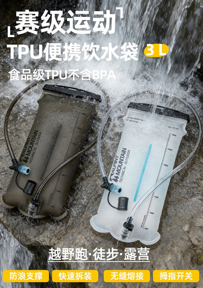 Two 3L portable drinking water bags from MOUNTAIN WATERN, one olive green and one translucent white, shown with water flowing over them on a rocky outdoor surface. Chinese promotional text overlays describe the product features.